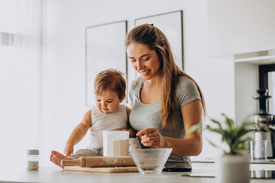 Mamma in cucina con il suo bambino
